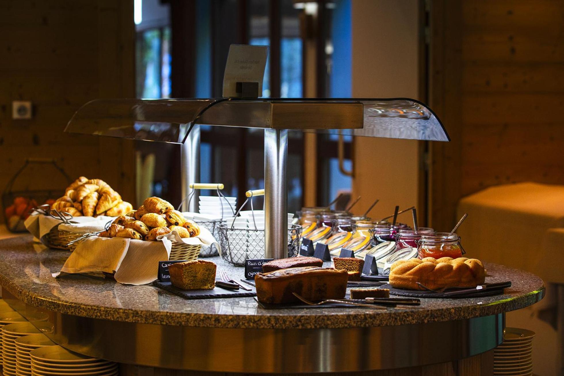 Hotel Alpen Roc Ла Клусаз Екстериор снимка