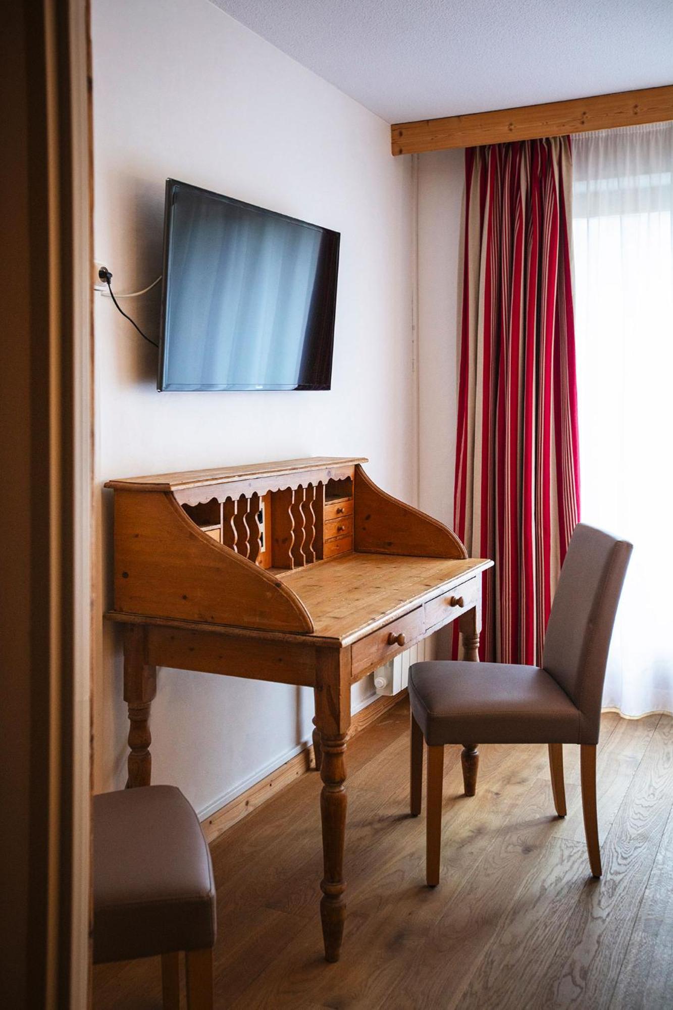 Hotel Alpen Roc Ла Клусаз Екстериор снимка