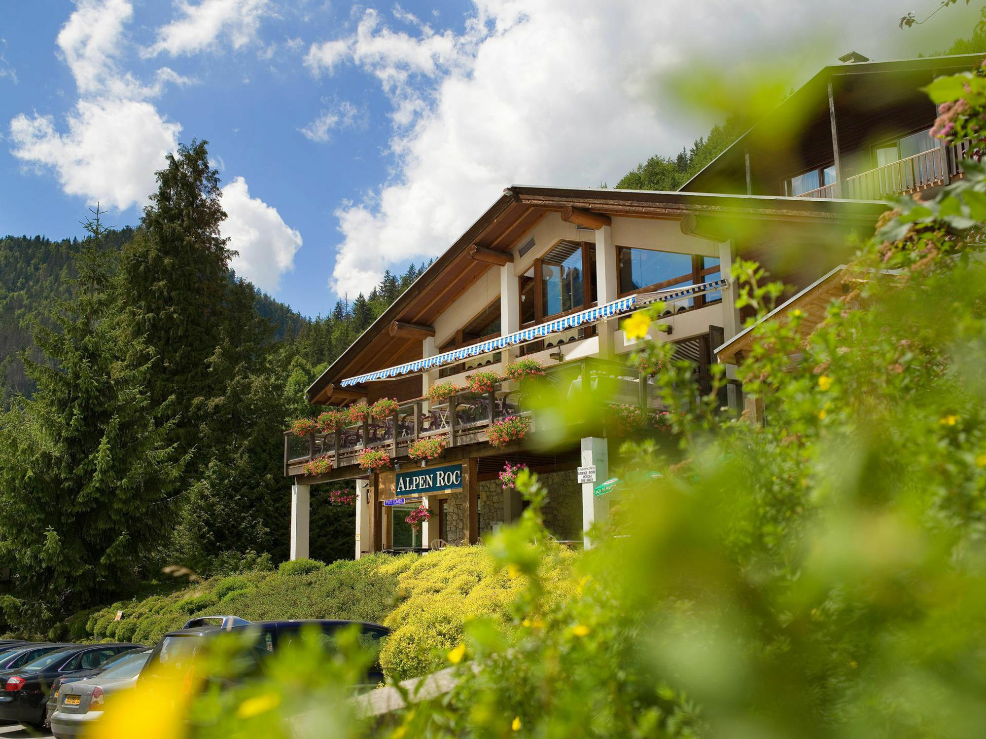 Hotel Alpen Roc Ла Клусаз Екстериор снимка